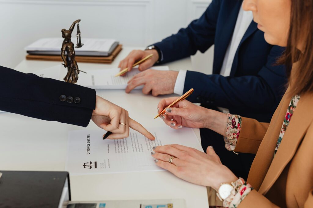 derecho-familia Asesoramiento de abogado de familia durante una consulta sobre divorcio o custodia